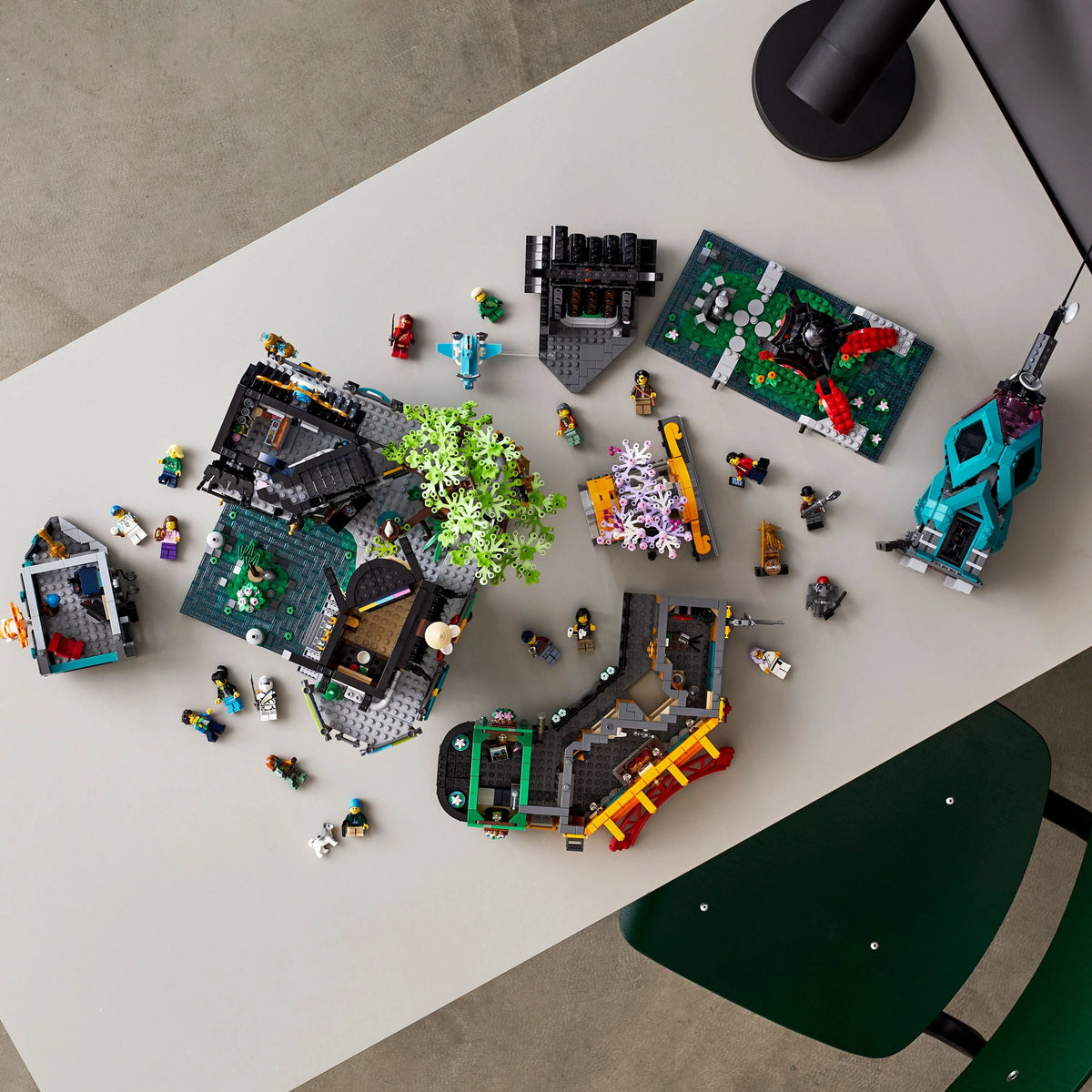 Building Toy with 19 Minifigures (5,685 Pieces) K194646