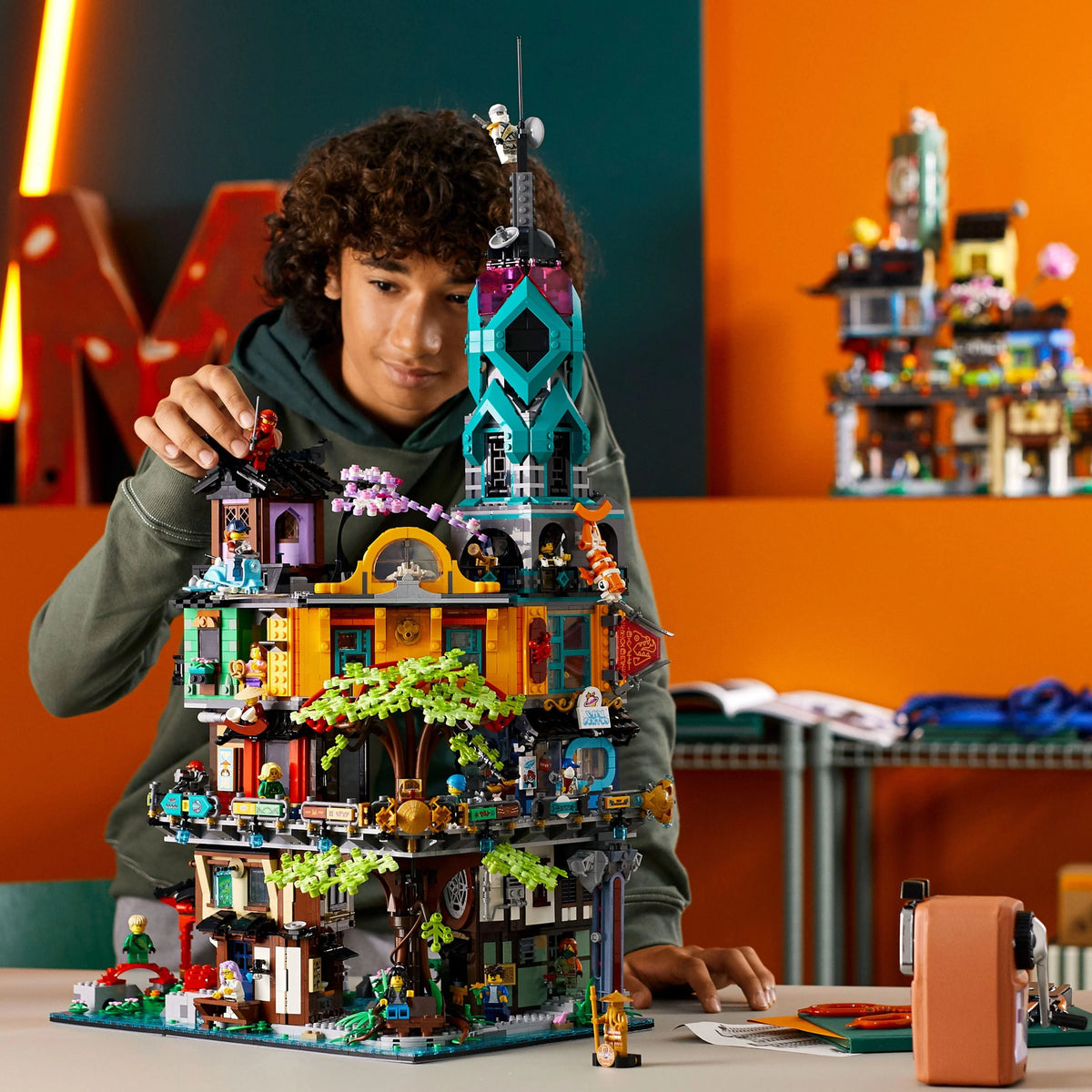 Building Toy with 19 Minifigures (5,685 Pieces) K194646