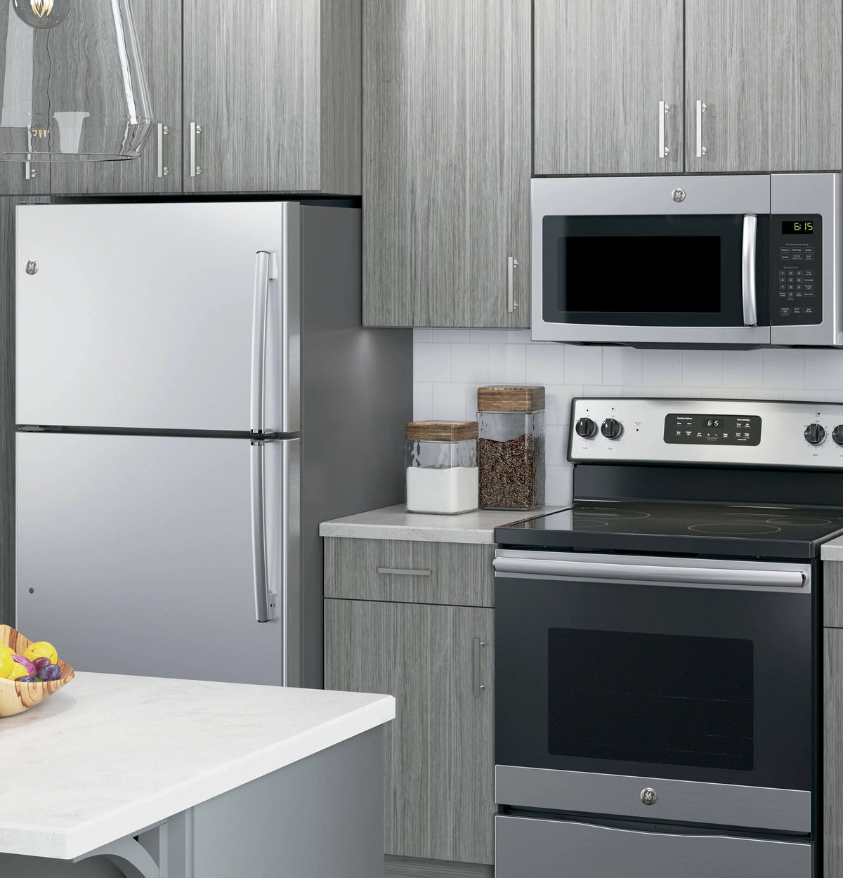 18 Cu. Ft. Stainless Top Freezer Refrigerator U807